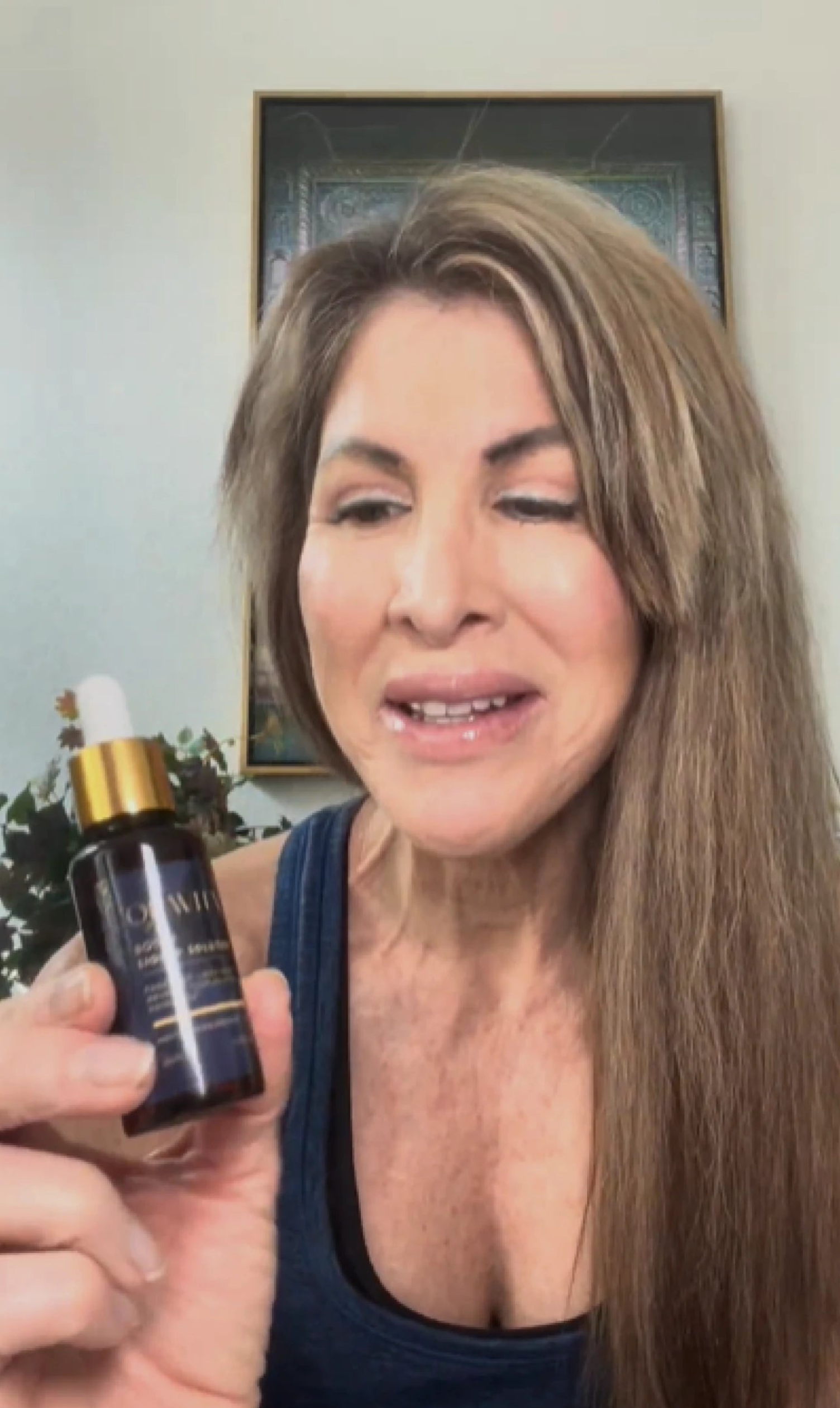 girl using olavita serum